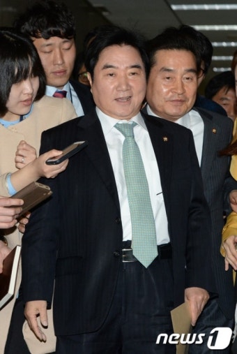 회의장 들어서는 이석현 위원장