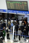 코레일 전산장애, 서울역 창구로 몰린 승객들