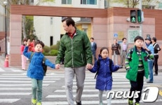 정몽준 아이들 손 잡고