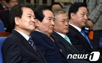 인사말 경청하는 새정치민주연합 선대위원장