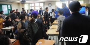 안산 단원고등학교 학부모들 구조 상황에 촉각