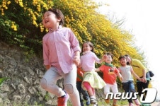 봄 만끽하는 아이들