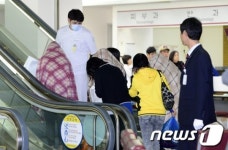 병실로 이동하는 진도 여객선 생존자들