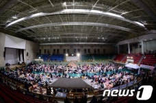 진도실내체육관 가득 메운 실종자 가족들