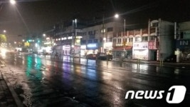 비는 추적추적 거리는 한산…침울한 인천