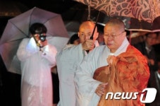 눈물 흘리는 성문스님