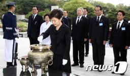 4.19혁명 54주년, 민주묘지 참배하는 朴 대통령