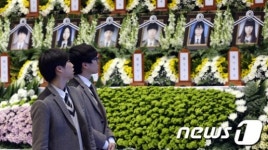 [세월호 침몰] 영정 바라보며 슬픔에 잠긴 학생들