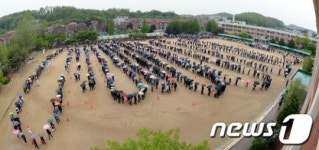 [화보] 안산 임시분향소 국화 바닥나...근조 리본으로 대신