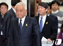 노란리본 달고 입장하는 김한길-안철수