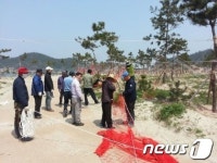 [단신]위도해수욕장 가꾸기 동네 이장들도 동참