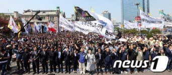 노동자들의 함성 가득한 광장
