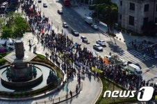 도심 가로지르는 노동자들