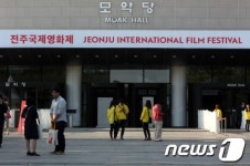 세월호 희생자 애도 레드카펫 없이 JIFF 영화제 개막