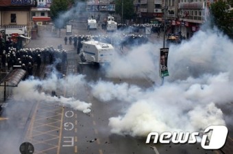 터키 노동절 시위…경찰-시위대 충돌, 51명 부상