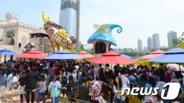 황금연휴에 북적이는 놀이공원