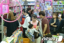 북적거리는 장난감 가게