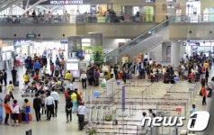 김해국제공항, 황금연휴 앞둔 모습