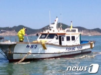 생업 접고 기름 방제 나선 진도 어민들 인력 부족