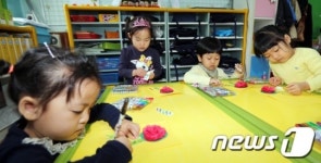 [풍경] 카네이션 만드는 고사리손
