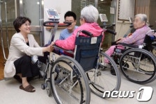 노인전문요양센터 방문한 이혜훈 예비후보