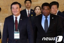개회식 참석하는 강창희 의장과 마틴 춘공 IPU사무차장