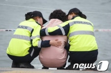 [세월호 참사] 실종자 가족 끌어안은 경찰