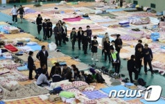 [세월호 참사] 진도실내체육관 찾은 5·18 유가족들