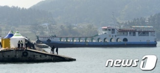 [세월호 참사] 임시 선착장 이용하는 섬 주민들