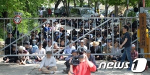 [세월호 참사] 금수원 정문에 모인 기독교복음침례회 신도들