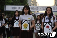 금남로에 들어선 304개의 꽃 영정