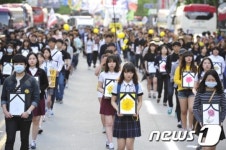 광주 금남로에 들어서는 304개의 꽃영정