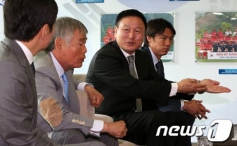 정몽규 회장과 대화 나누는 허정무 전 감독