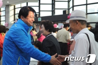원주시장 후보들 '부부의 날' 맞아 표심 공략