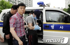 현장검증 참석하는 대구 여자친구 부모살해 피의자