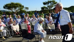 세종시 요양병원 찾은 김한길