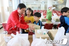 초등학교 급식현장 둘러보는 유정복 후보