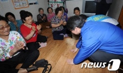 광주서 큰절 올리는 안철수,윤장현