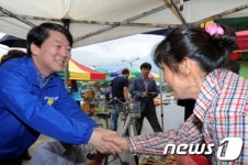 농산물 새벽시장 방문한 안철수 대표