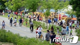 휴일 맞은 한강시민공원