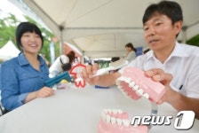 잇몸에서부터 닦아줘야해요