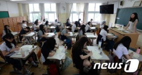 긴장감 가득한 교실