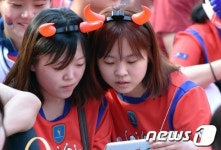 먹통이 된 전광판, 스마트폰으로 확인한다.