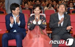 박수치는 김태호 의원 부부와 김무성 의원