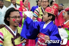 남자도 연지곤지 찍어요