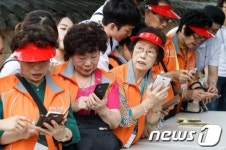 어르신 스마트폰 활용 1등은 누구?