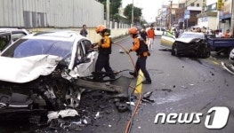 부산서 택시-승용차 정면 충돌, 1명 위독 1명 부상