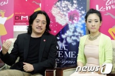 마마러브미 원스어게인 감독과 여주인공이 한자리