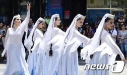 아르메니아 여신들의 거리공연