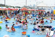 북적이는 야외수영장